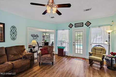 Living - 1212 Crossview Ct, Brandon, MS 39042 photo 2 of 4