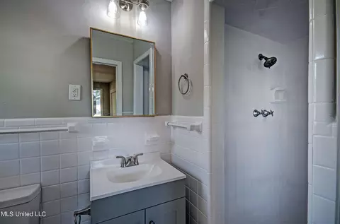 Bath - 4633 Old Canton Rd, Jackson, MS 39211 photo 3 of 3