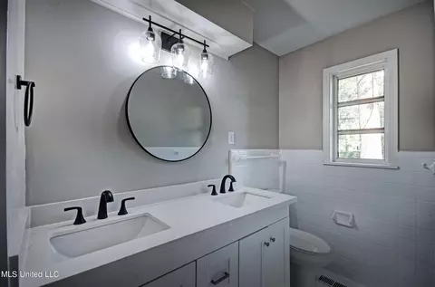 Bath - 4633 Old Canton Rd, Jackson, MS 39211 photo 2 of 3