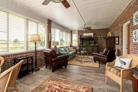 Living - 119 Hawthorne Dr, Long Beach, MS 39560 photo 3 of 4
