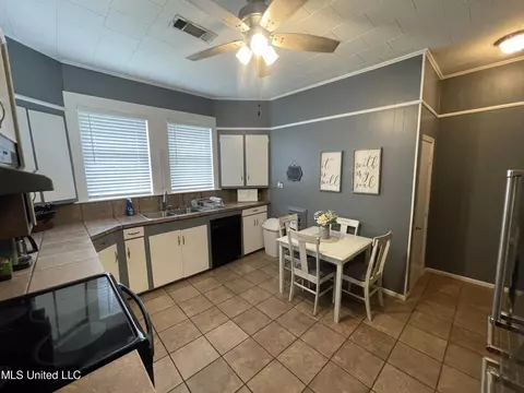 Kitchen - 167 El Pine Dr, Pearl, MS 39208 photo 2 of 2