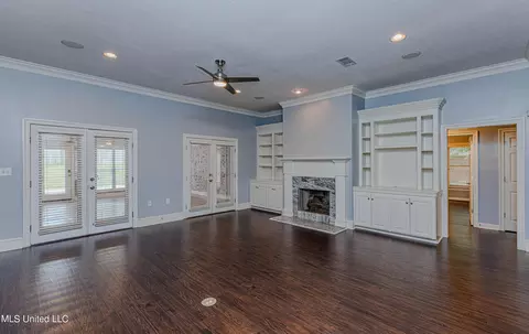 Living - 116 Hickory Gln, Madison, MS 39110 photo 1 of 2