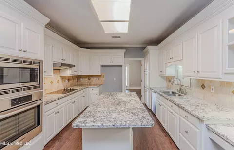 Kitchen - 116 Hickory Gln, Madison, MS 39110 photo 7 of 8