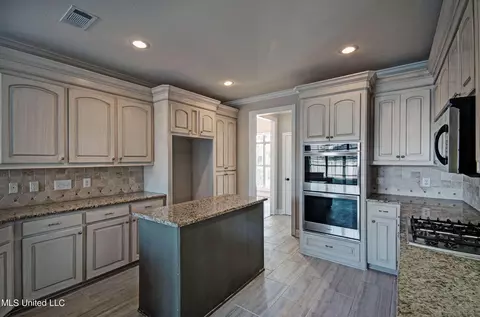 Kitchen - 149 Willow Crest Cir, Brandon, MS 39047 photo 2 of 3