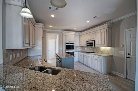 Kitchen - 149 Willow Crest Cir, Brandon, MS 39047 photo 3 of 3
