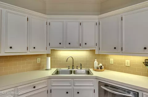 Kitchen - 109 Northpointe Pkwy, Jackson, MS 39211 photo 7 of 10
