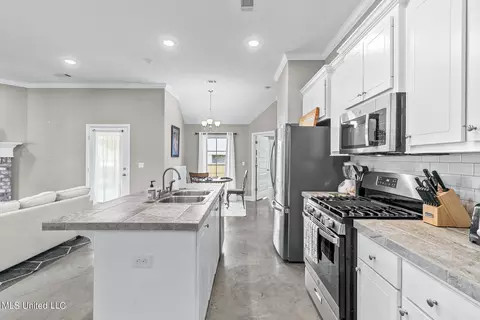 Kitchen - 1530 Arcadia Ln, Brandon, MS 39042 photo 3 of 5