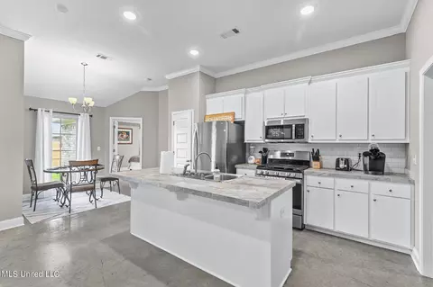 Kitchen - 1530 Arcadia Ln, Brandon, MS 39042 photo 2 of 5