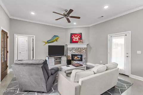 Living - 1530 Arcadia Ln, Brandon, MS 39042 photo 2 of 4