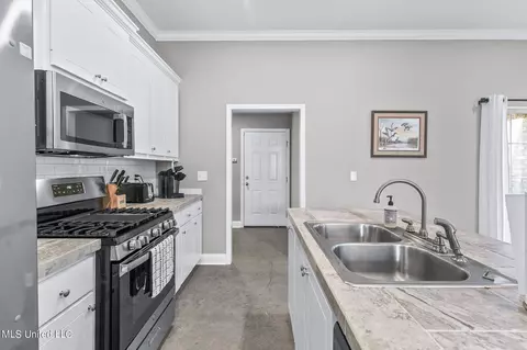 Kitchen - 1530 Arcadia Ln, Brandon, MS 39042 photo 5 of 5
