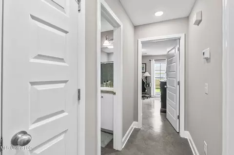 Entry Way - 1530 Arcadia Ln, Brandon, MS 39042 photo 2 of 2