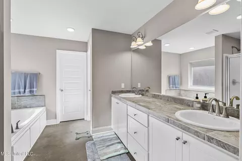 Bath - 1530 Arcadia Ln, Brandon, MS 39042 photo 1 of 5