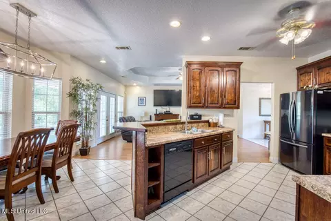 Kitchen - 9474 Dunn Rd, Moss Point, MS 39562 photo 5 of 5