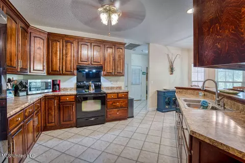Kitchen - 9474 Dunn Rd, Moss Point, MS 39562 photo 3 of 5