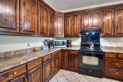 Kitchen - 9474 Dunn Rd, Moss Point, MS 39562 photo 4 of 5