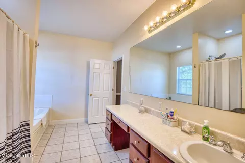 Bath - 9474 Dunn Rd, Moss Point, MS 39562 photo 2 of 3
