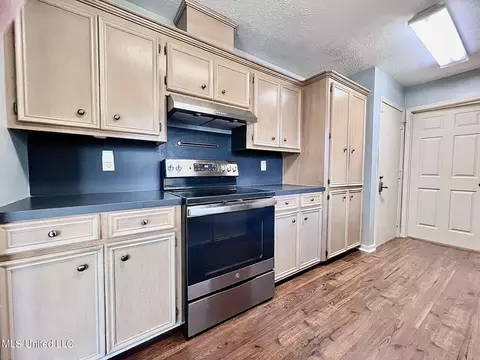 Kitchen - 116 Villa Way, Clinton, MS 39056 photo 2 of 2