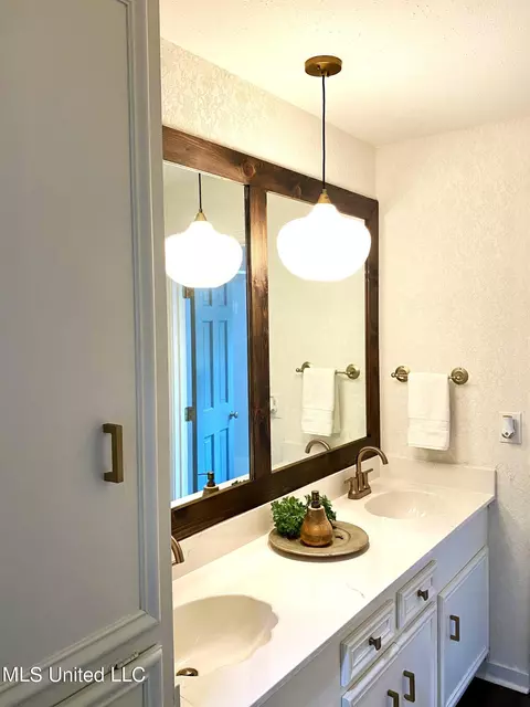 Bath - 5459 Red Fox Rd, Jackson, MS 39211 photo 13 of 20