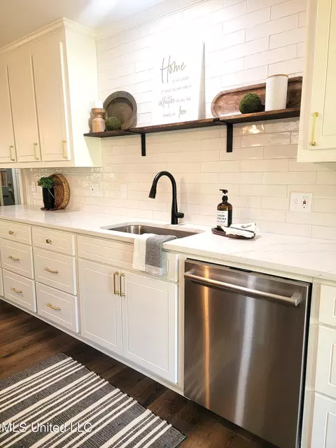 Kitchen - 5459 Red Fox Rd, Jackson, MS 39211 photo 5 of 21