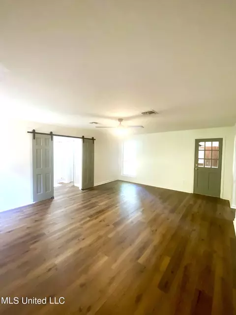 Living - 5459 Red Fox Rd, Jackson, MS 39211 photo 5 of 5
