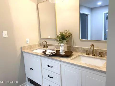 Bath - 5459 Red Fox Rd, Jackson, MS 39211 photo 6 of 20