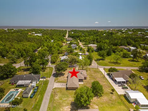 126 Jeff Davis Ave, Waveland, MS 39576