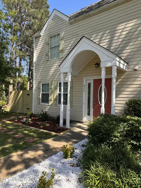 825 Harbor Bend Dr, Brandon, MS 39047