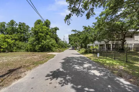 27 Terrace Ave, Pass Christian, MS 39571