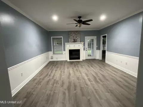 Living - 858 Riverchase Dr, Brandon, MS 39047 photo 2 of 3