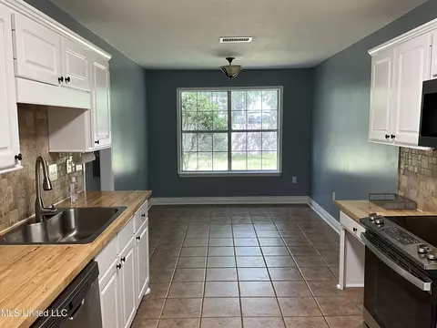 Kitchen - 858 Riverchase Dr, Brandon, MS 39047 photo 2 of 3