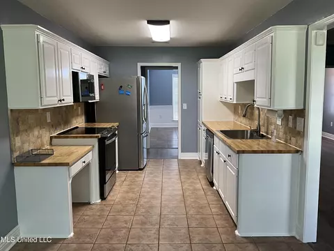 Kitchen - 858 Riverchase Dr, Brandon, MS 39047 photo 1 of 3