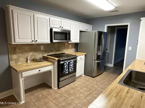 Kitchen - 858 Riverchase Dr, Brandon, MS 39047 photo 3 of 3
