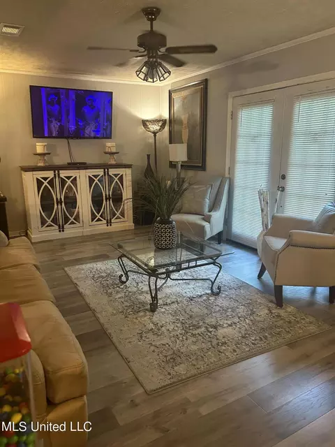 Living - 5785 E Sedgwick Ct, Jackson, MS 39211 photo 2 of 3
