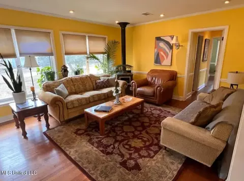 Living - 378 Naples Rd, Jackson, MS 39206 photo 2 of 2