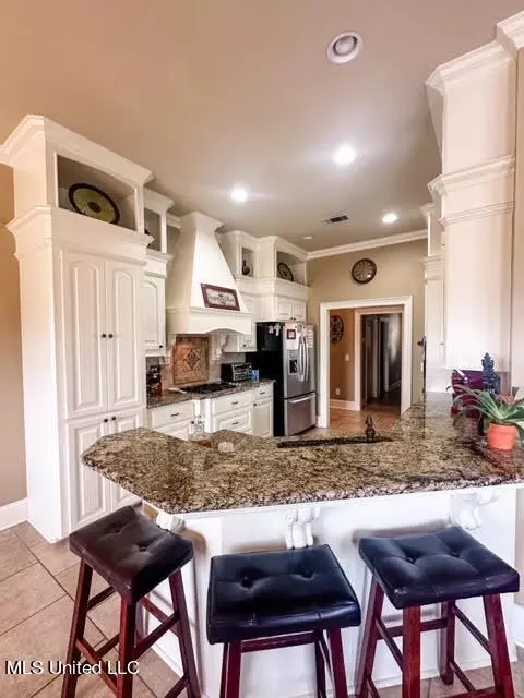 Kitchen - 515 Springhill Xing, Brandon, MS 39047 photo 1 of 5