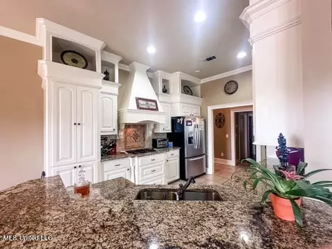 Kitchen - 515 Springhill Xing, Brandon, MS 39047 photo 2 of 5
