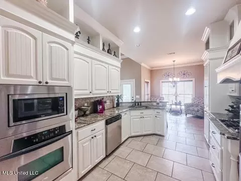 Kitchen - 515 Springhill Xing, Brandon, MS 39047 photo 3 of 5