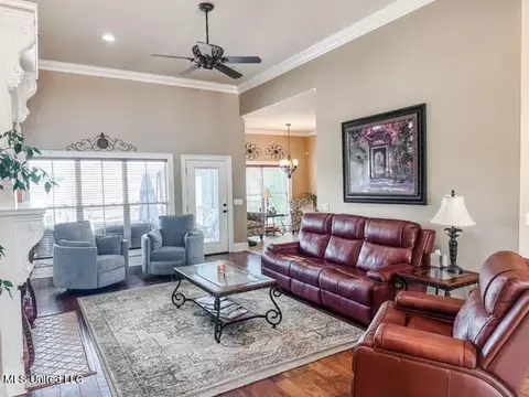 Living - 515 Springhill Xing, Brandon, MS 39047 photo 1 of 2