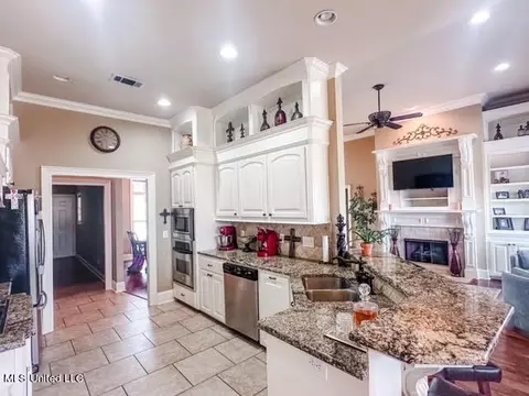 Kitchen - 515 Springhill Xing, Brandon, MS 39047 photo 4 of 5
