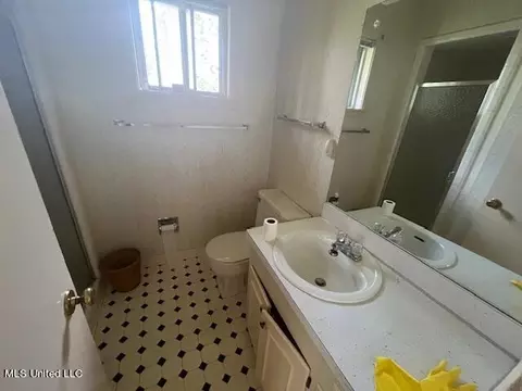 Bath - 1336 Riverwood Dr, Jackson, MS 39211 photo 5 of 7