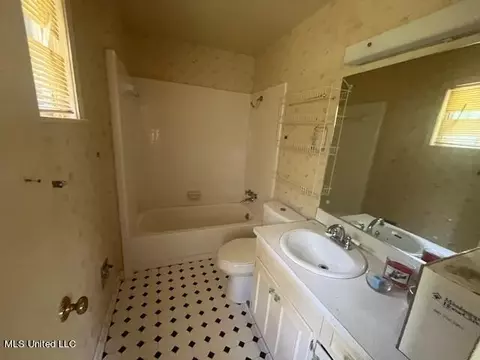 Bath - 1336 Riverwood Dr, Jackson, MS 39211 photo 4 of 7