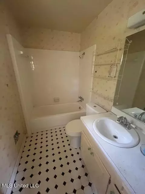 Bath - 1336 Riverwood Dr, Jackson, MS 39211 photo 1 of 7