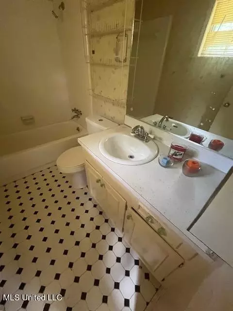 Bath - 1336 Riverwood Dr, Jackson, MS 39211 photo 3 of 7