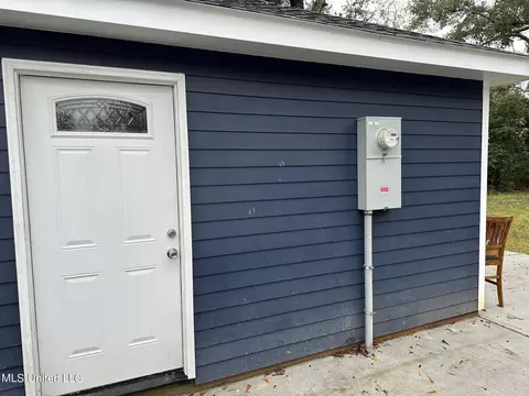 909 Palestine Rd, Picayune, MS 39466