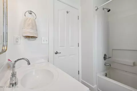 Bath - 215 E Second St #1-A, Pass Christian, MS 39571 photo 3 of 3