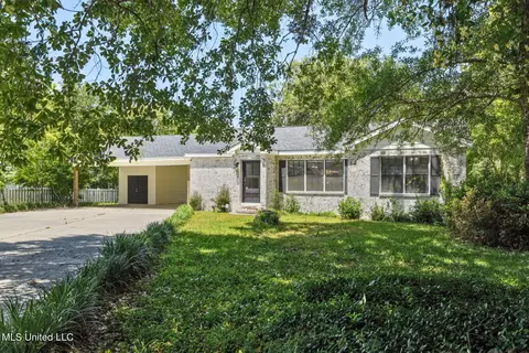 625 Old Spanish Trl, Bay Saint Louis, MS 39520