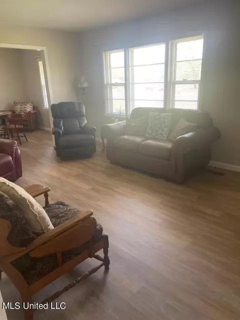 405 E Oak St, Como, MS 38619 photo 2