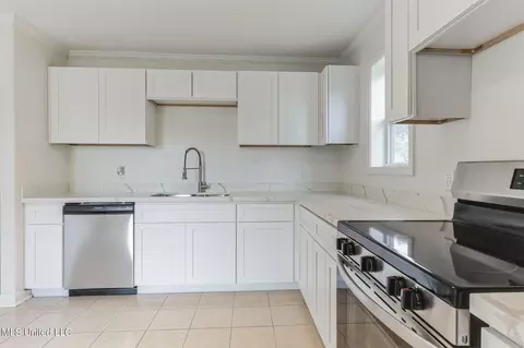 Kitchen - 19611 Brighton Dr, Saucier, MS 39574 photo 3 of 4