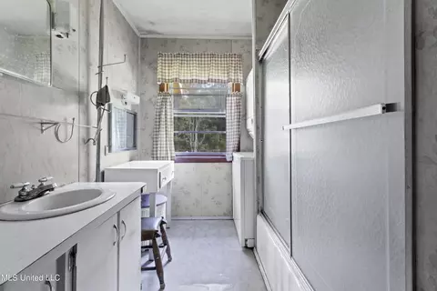 Bath - 7524 Frank Griffin Rd, Moss Point, MS 39563 photo 1 of 1