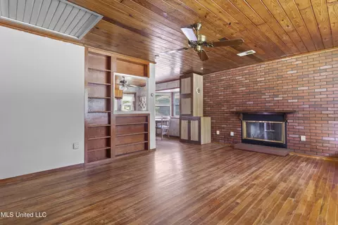 Living - 7524 Frank Griffin Rd, Moss Point, MS 39563 photo 2 of 4
